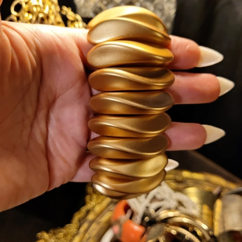 VINTAGE CHUNKY WAVED LARGE BEAD MATTE GOLD STRETCH BRACELET - Picture 10 of 13